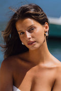 Black pearl earrings with refined detailing and an elegant finish.