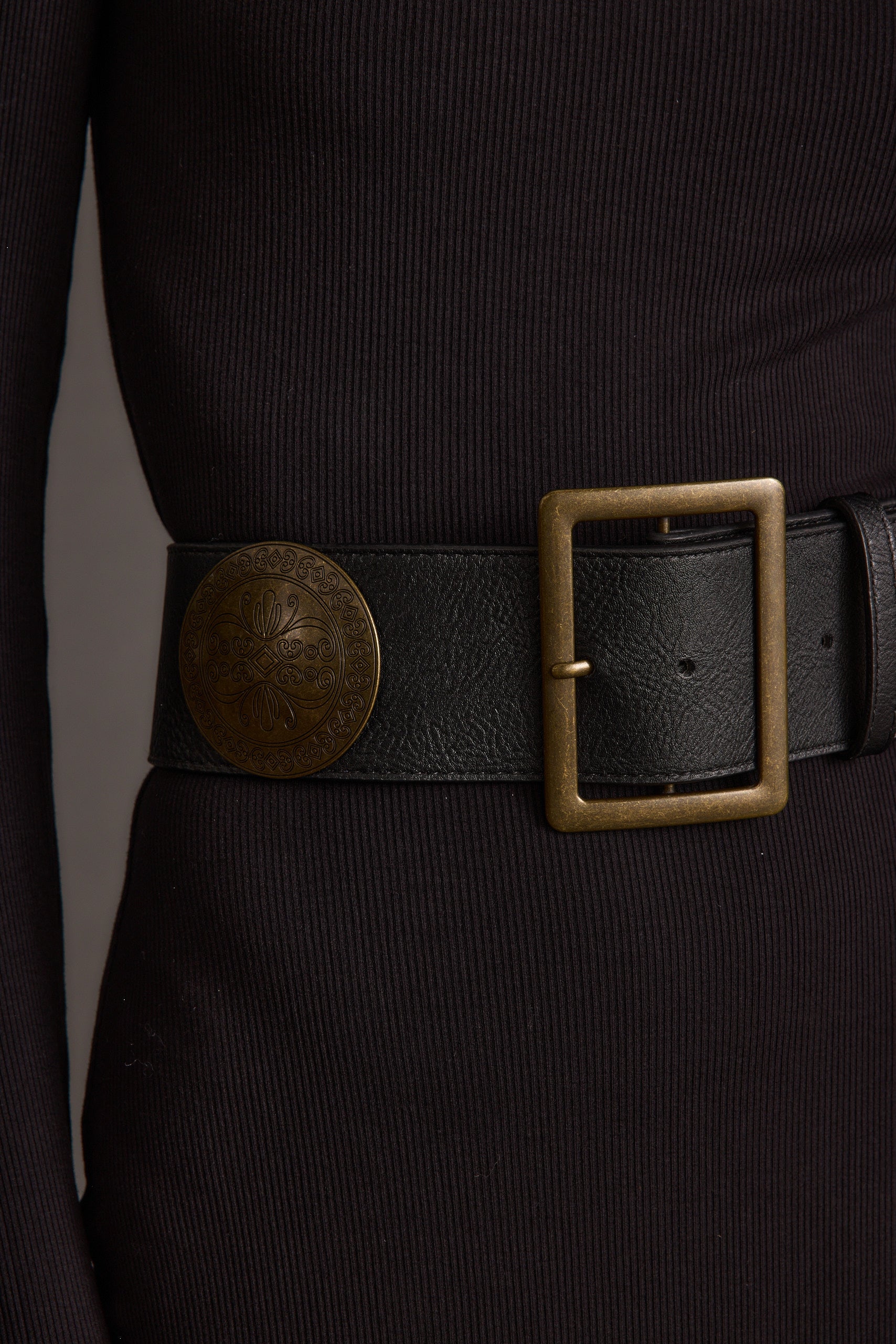 Black belt with refined detailing and a flattering silhouette.