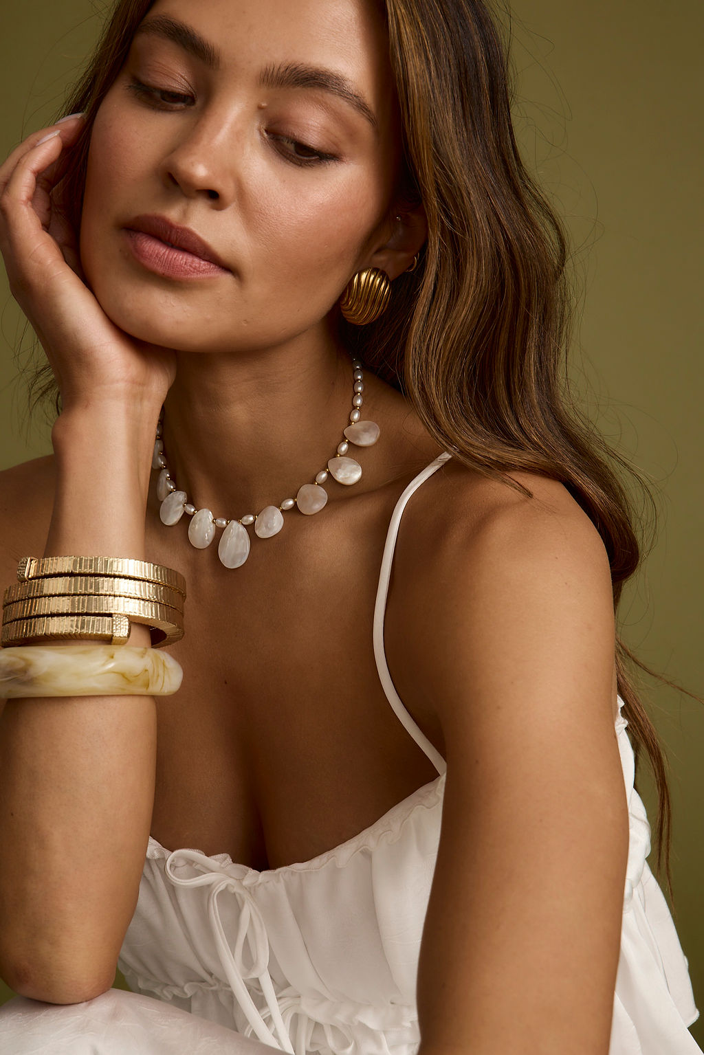 Soft Whispers Shell Choker Necklace styled in a complete look from an alternate angle.