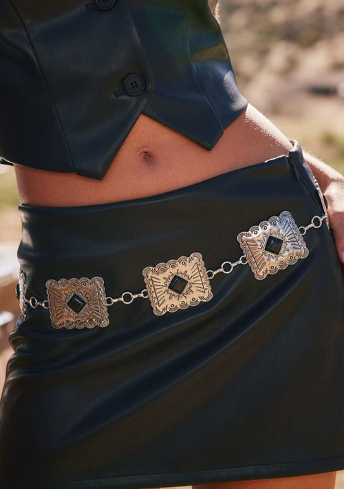 Silver belt with refined detailing and a flattering silhouette.