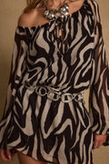 Silver belt with refined detailing and a flattering silhouette.