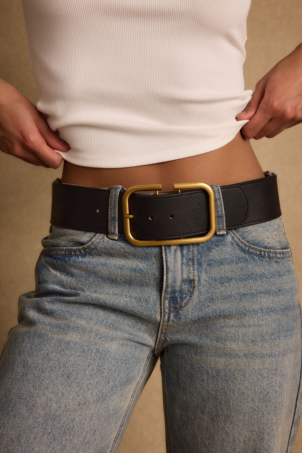 Black belt with refined detailing and a flattering silhouette.