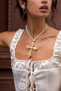 Gold pearl necklace with refined detailing and an elegant finish.